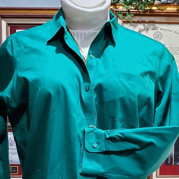 Lovely emerald green button-down, long shirt. 1X - Picture 1 of 3
